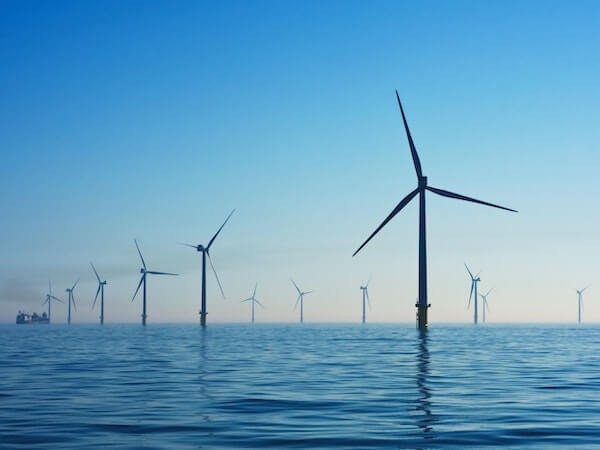 Pole větrných elektráren na moři.